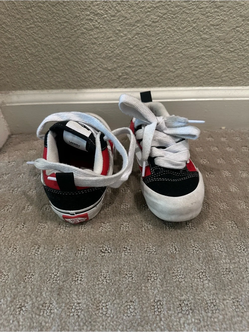 Vans Kids Low-Top Sneakers in Black, White & Red